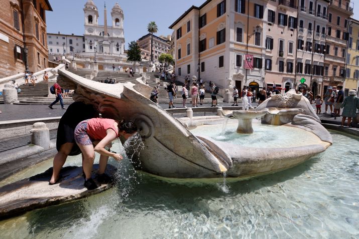 Pessoas se refrescam em fonta na Piazza di Spagna, na capital italiana Roma, durante onda de calor extremo que atingiu o mundo em 2023 / 18/7/2023 REUTERS/Remo Casilli