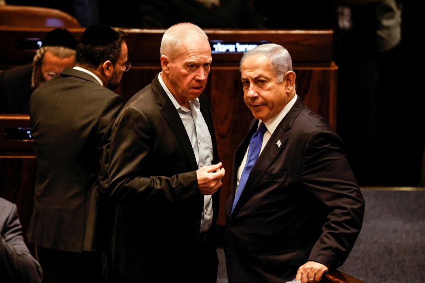 Ministro da Defesa israelense, Yoav Gallant, conversa com o primeiro-ministro de Israel, Benjamin Netanyahu, durante votação na Suprema Corte, em Jerusálem / 24/7/2023 REUTERS/Amir Cohen