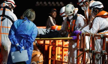Equipes da Espanha resgatam barco com 84 imigrantes próximo às Ilhas Canárias