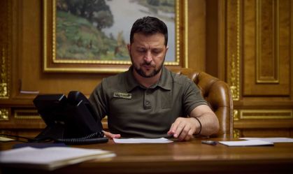 Zelensky vai a centro econômico da Ucrânia e discute fortalecimento das forças de defesa