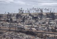 Família fica cinco horas no mar para fugir de incêndio no Havaí