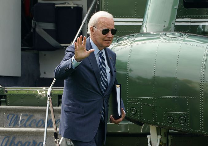 Biden acena na chegada a Washington / 14/8/2023 REUTERS/Kevin Lamarque