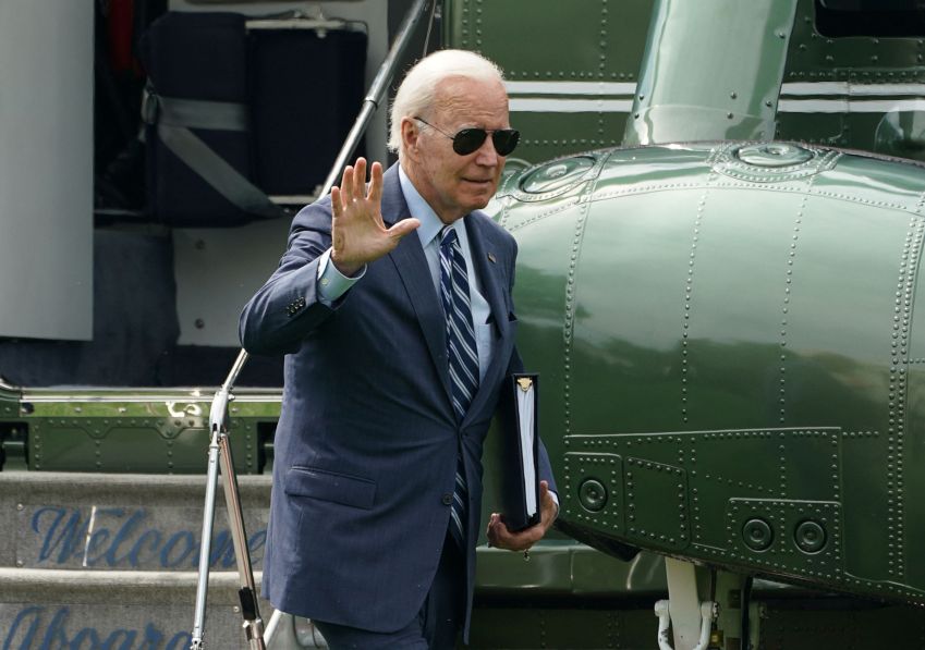 Biden acena na chegada a Washington / 14/8/2023 REUTERS/Kevin Lamarque
