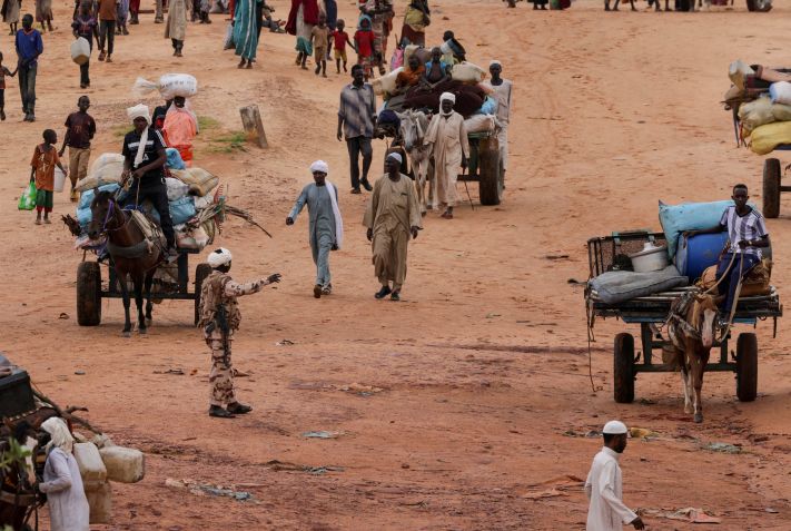 Militar do Chade observa pessoas transportando pertences de sudaneses que fugiram do conflito na região sudanesa de Darfur / 04/08/2023 REUTERS/Zohra Bensemra