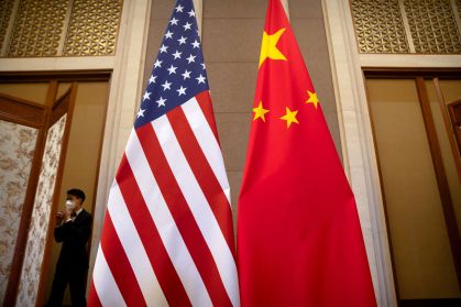 Bandeiras dos EUA e da China lado a lado em Pequim