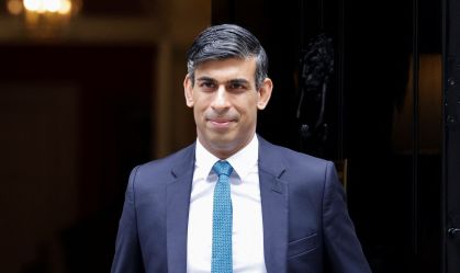 Corte britânica invalida plano de Sunak de deportar imigrantes para Ruanda