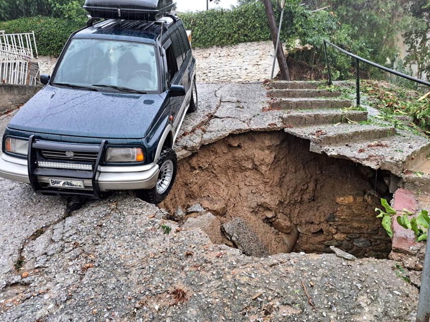 Carro preso em estrada danificada em meio a tempestade na cidade de Volos, na Grécia / 05/09/2023 Sevina Dariotou/Eurokinissi via REUTERS