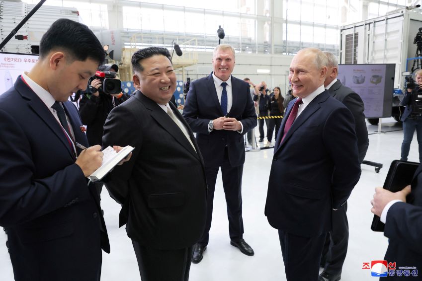Kim Jong Un e Vladimir Putin durante visita do líder norte-coreano à Rússia / 13/9/2023 KCNA via REUTERS