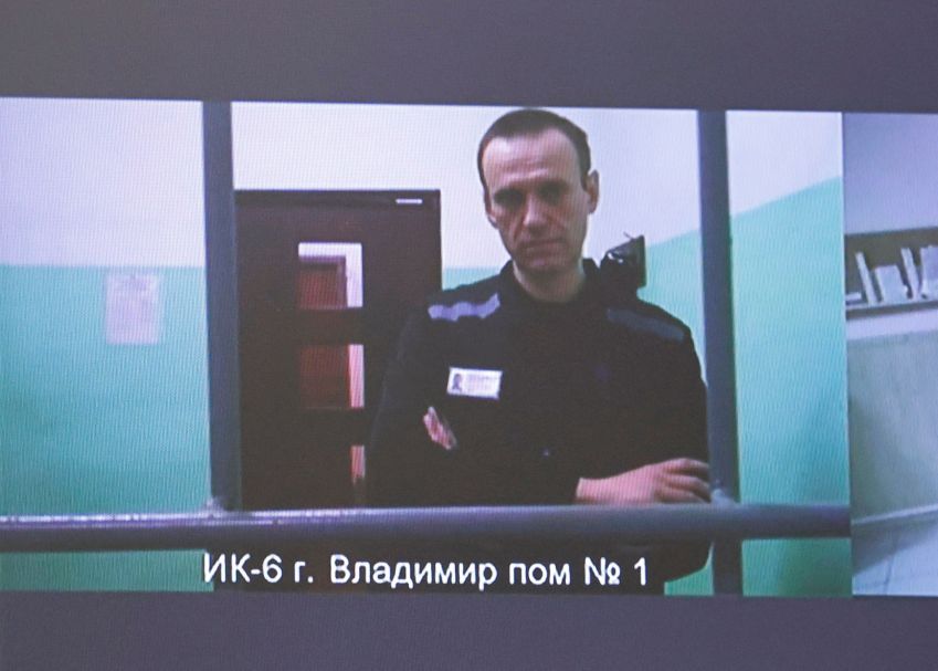 Alexei Navalny aparece numa tela via vídeo link de uma prisão durante audiência de apelação / 26/09/2023 REUTERS/Yulia Morozova