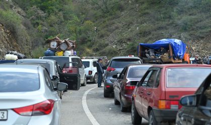 Quase metade da população de Nagorno-Karabakh fugiu. O que acontece depois?