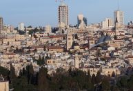 Explosões e fumaça são vistas em Jerusalém