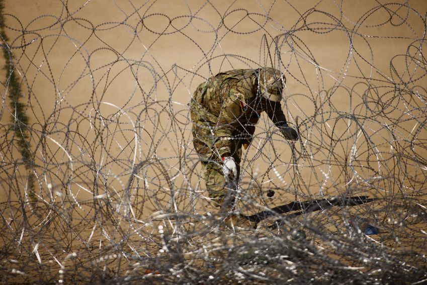 Membro da Guarda Nacional do Texas trabalha em cerca de arame farpado perto de muro na fronteira entre Estados Unidos e México / 18/9/2023 REUTERS/Jose Luis Gonzalez/Arquivo