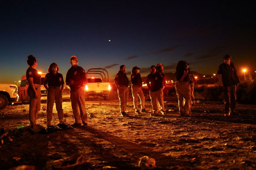 Agentes do Instituto Nacional de Migração (INM), do México, realizam operação às margens do Rio Bravo, na fronteira entre México e EUA, em Cidade Juarez / 05/10/2023 REUTERS/Jose Luis Gonzalez