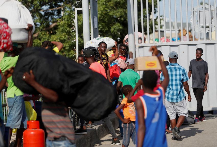Haitianos carregam pertences pessoais enquanto cruzam fronteira entre a República Dominicana e o Haiti em busca de paz/ 14/9/2023 REUTERS/Octavio Jones/Arquivo