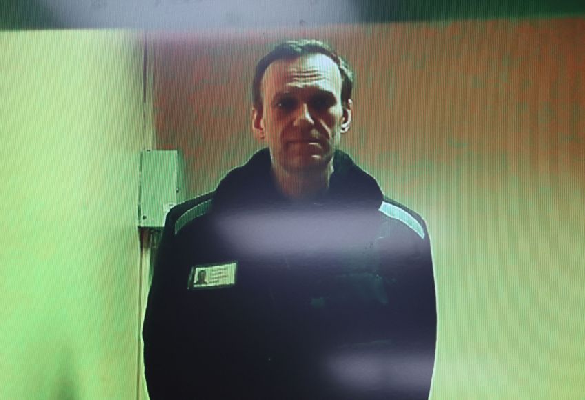 Líder da oposição russa Alexei Navalny é visto em uma tela via link de vídeo durante audiência em Moscou / 26/04/2023 REUTERS/Yulia Morozova