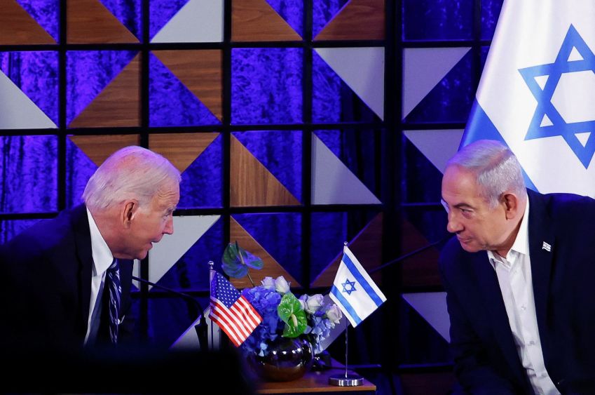 Joe Biden conversa com Benjamin Netanyahu em Tel Aviv / 18/10/2023 REUTERS/Evelyn Hockstein