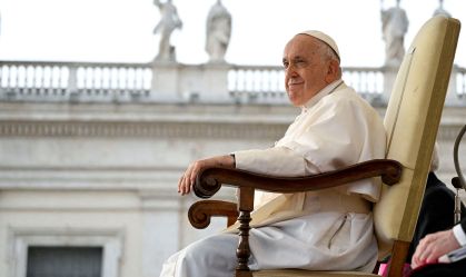 Papa Francisco está estável e fazendo fisioterapia, diz Vaticano