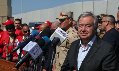 Chefe da ONU pressiona por entrega de ajuda humanitária a palestinos, mas processo é lento