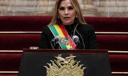 Autoridades bolivianas pedem 30 anos de prisão para ex-presidente Jeanine Añez