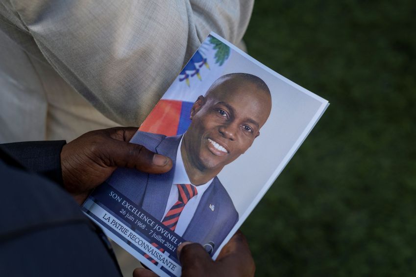 Pessoa segura fotografia do falecido ex-presidente do Haiti Jovenel Moise em seu funeral em Cap-Haitien, Haiti / 23/07/2021 REUTERS/Ricardo Arduengo