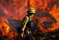 Homem é preso por supostamente iniciar incêndio na Califórnia que já queima 28 mil hectares
