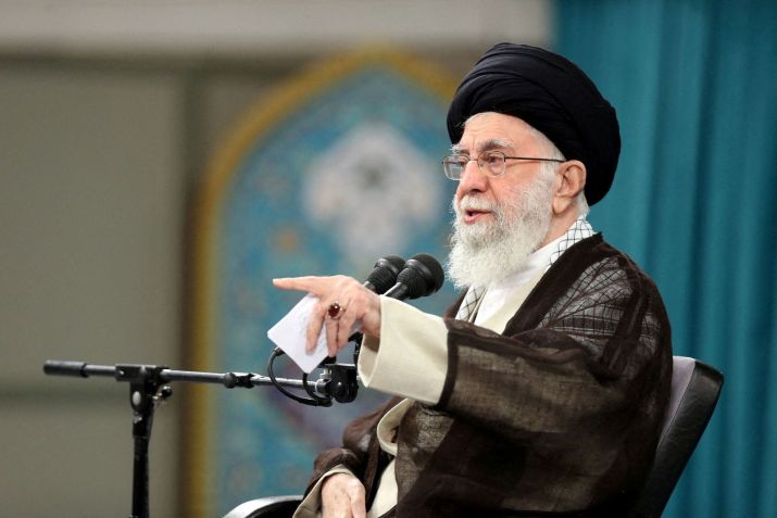 Líder supremo do Irã Ali Khamenei em Teerã / Divulgação via Reuters (02.jan.22)