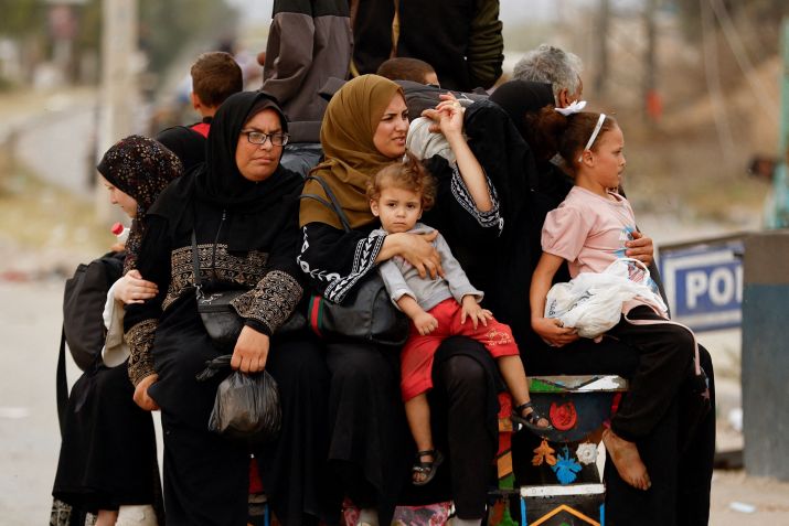 Palestinos fogem para o sul da Faixa de Gaza em meio a ataques israelenses no enclave / 12/11/2023 REUTERS/Ibraheem Abu Mustafa