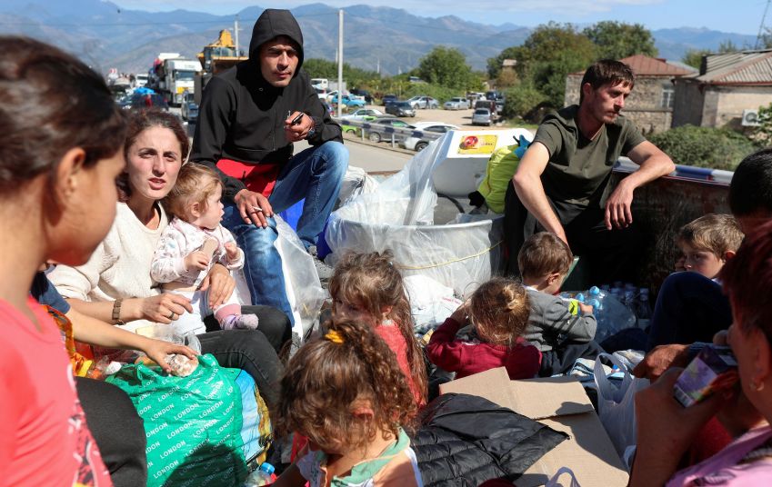 Refugiados da região de Nagorno-Karabakh em caminhão chegam à vila fronteiriça de Kornidzor, Armênia / 27/09/2023 REUTERS/Irakli Gedenidze