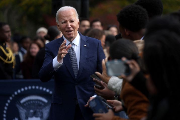 O presidente dos EUA, Joe Biden, cumprimenta o público no gramado sul da Casa Branca em Washington / 20/11/2023 REUTERS/Leah Millis