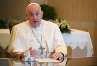 Papa Francisco diz que está com bronquite aguda infecciosa e pede orações