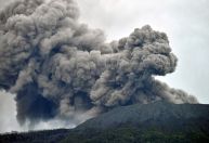 Vulcões entram em erupção na Indonésia e no Havaí