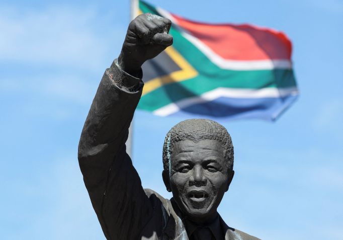 Bandeira da África do Sul atrás de estátua de Nelson Mandela na Cidade do Cabo / 05/12/2023 REUTERS/Esa Alexander