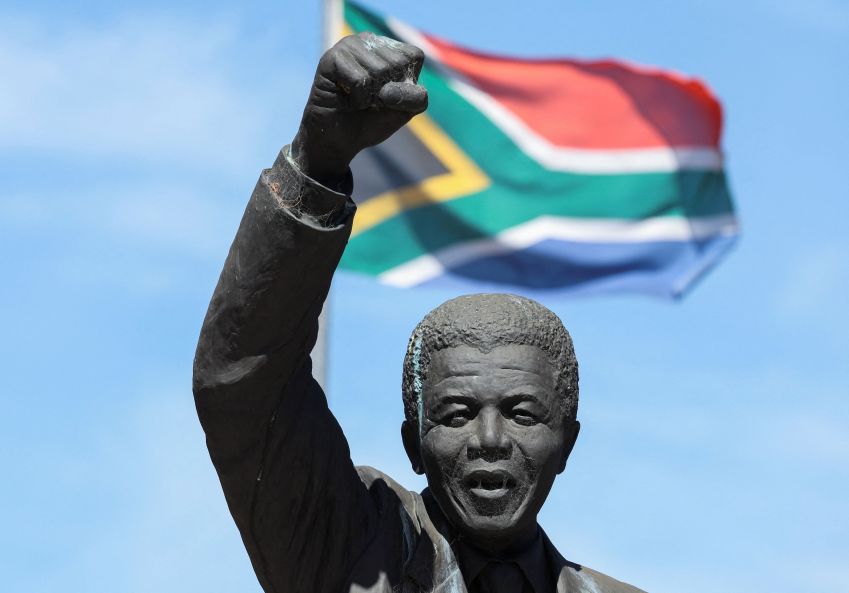 Bandeira da África do Sul atrás de estátua de Nelson Mandela na Cidade do Cabo / 05/12/2023 REUTERS/Esa Alexander