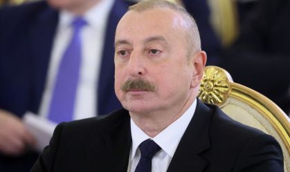 Presidente do Azerbaijão volta a acusar Rússia de "encobrir" causa do acidente de avião