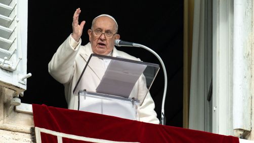 Papa Francisco lê a oração do Angelus de sua janela no Vaticano