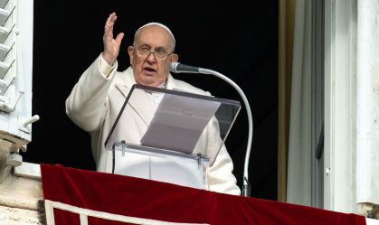 Em recuperação, Papa Francisco lê oração sem ajuda em janela no Vaticano
