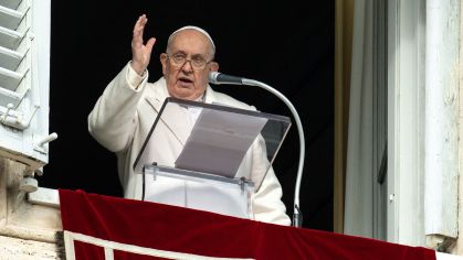 Papa Francisco lê a oração do Angelus de sua janela no Vaticano