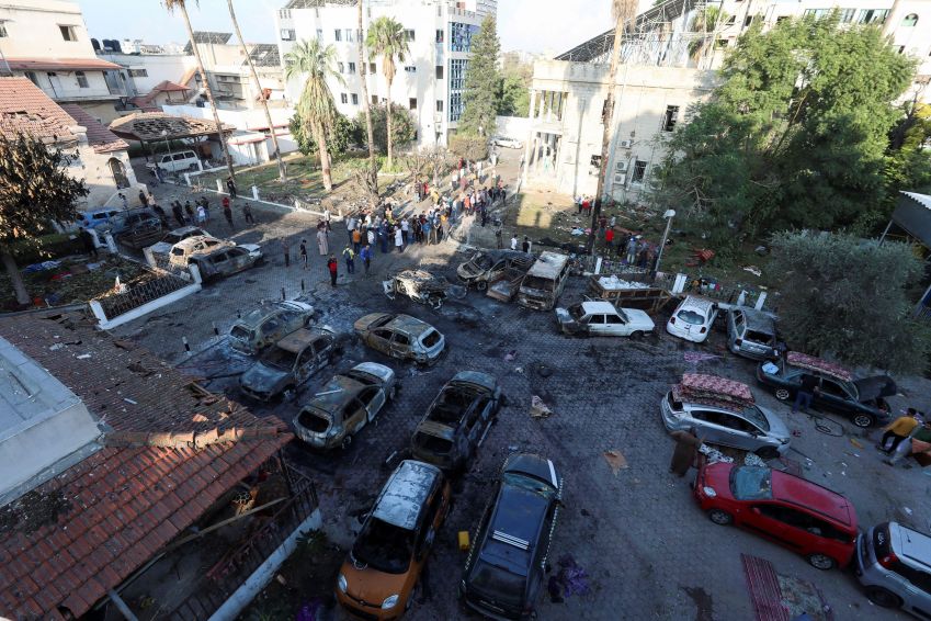 Área do hospital Al-Ahli após ataque israelense na Cidade de Gaza / 18/12/2023 REUTERS/Mohammed Al-Masri