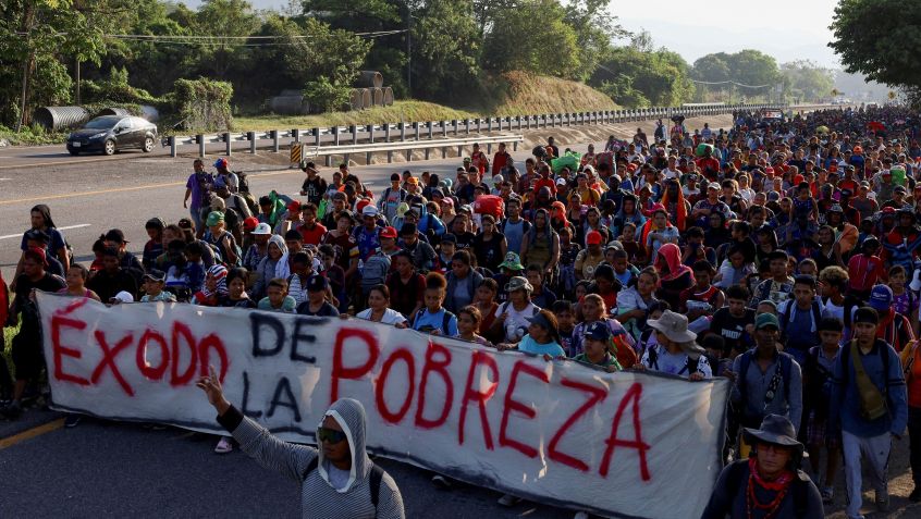 Migrantes caminham em caravana para chegar à fronteira dos EUA pelo México, em Huixtla / 26/12/2023 REUTERS/Jose Torres