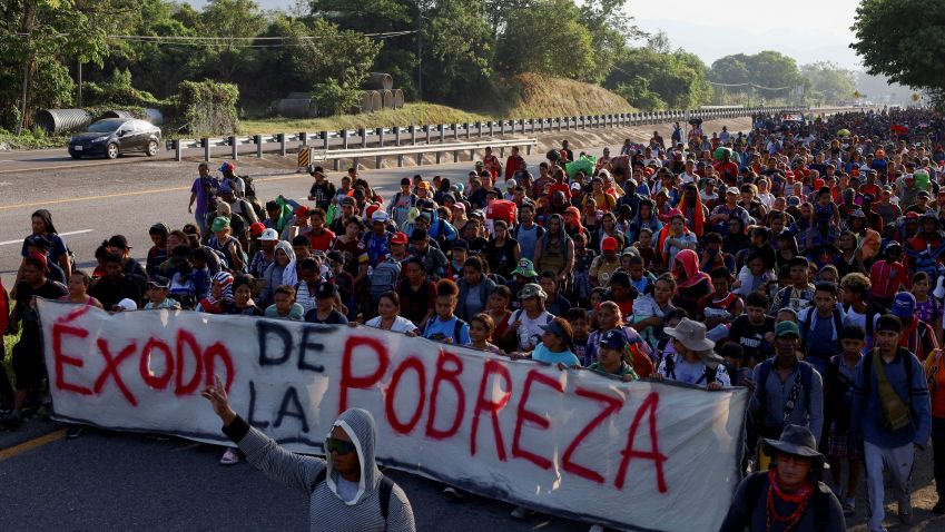 Migrantes caminham em caravana para chegar à fronteira dos EUA pelo México, em Huixtla / 26/12/2023 REUTERS/Jose Torres
