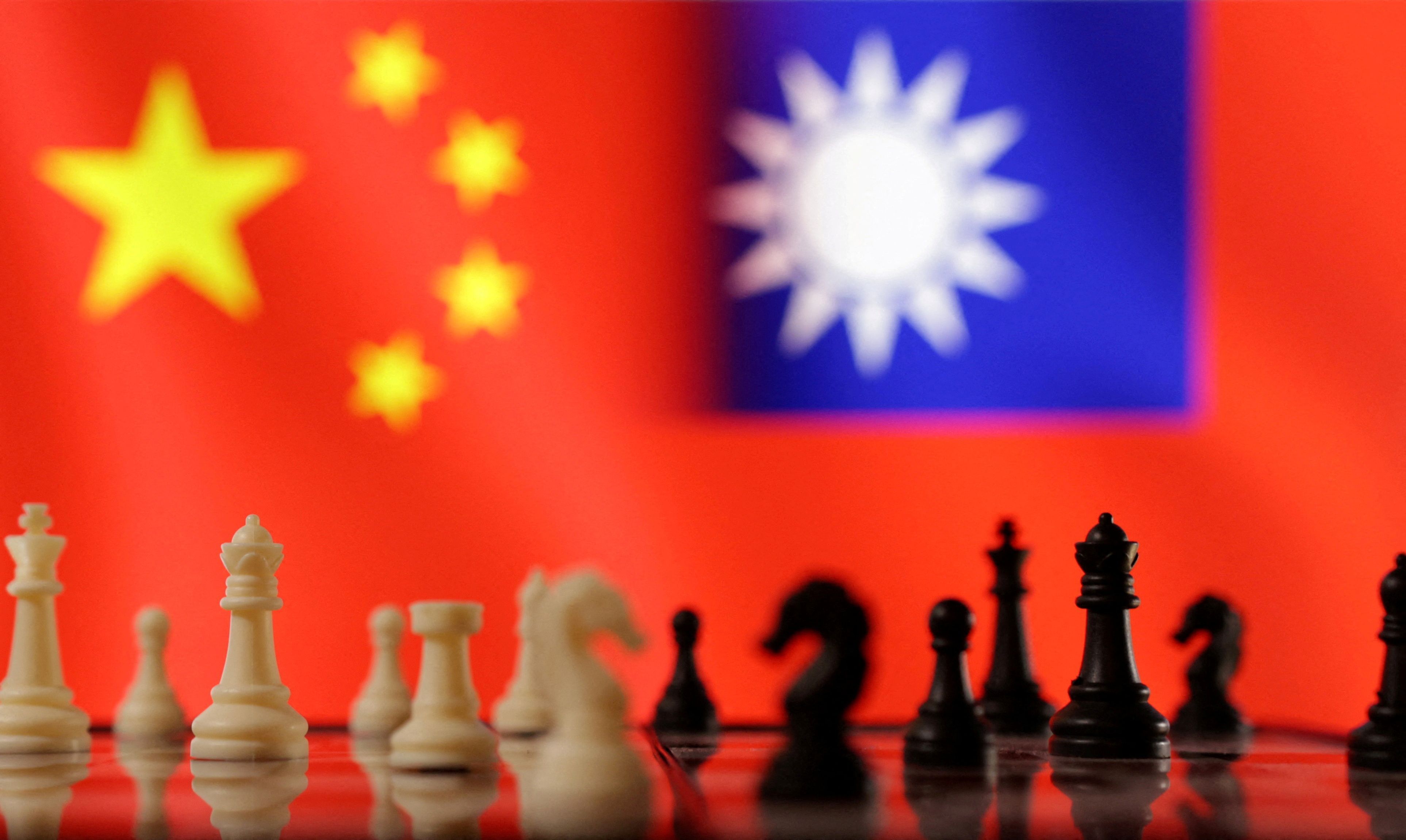 Peças de xadrez em frente das bandeiras da China e