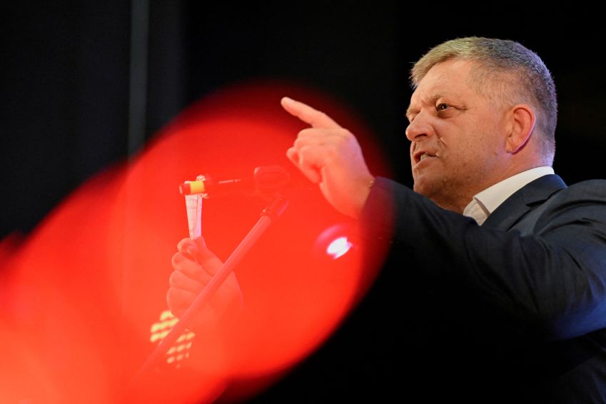 Ex-primeiro-ministro da Eslováquia, Robert Fico, durante comício eleitoral em Banovce nad Bebravou, na Eslováquia / 14/09/2023 REUTERS/Radovan Stoklasa