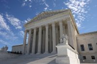 Suprema Corte dos EUA permite que Trump retome demissões em massa