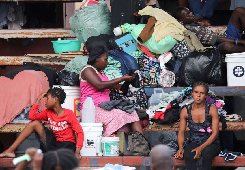 Pessoas que fogem da violência de gangues se abrigam em arena esportiva de Porto Príncipe, no Haiti / 01/09/2023 REUTERS/Ralph Tedy Erol
