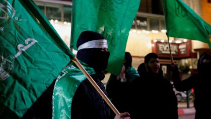 Palestinos participam de protesto contra assassinato do alto funcionário do Hamas, Saleh al-Arouri, em Hebron, na Cisjordânia ocupada por Israel