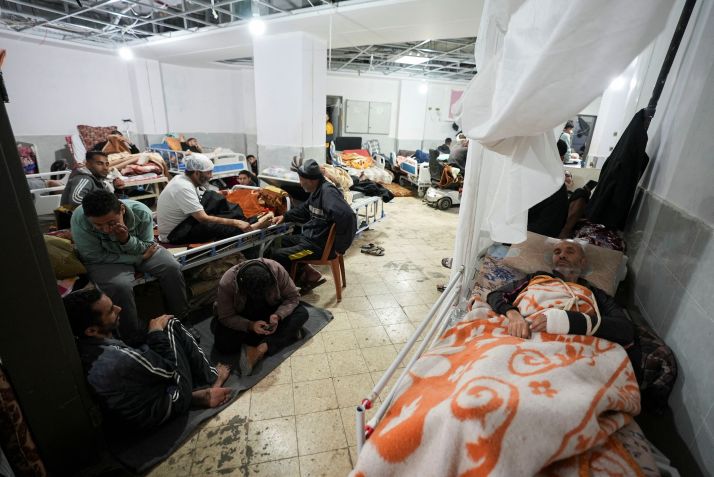 Palestinos feridos em ataques israelenses abrigam-se em macas e no chão do Hospital Shuhada Al-Aqsa em Deir Al-Balah, no centro da Faixa de Gaza / 03/01/2024 REUTERS/Mohammed Al-Masri