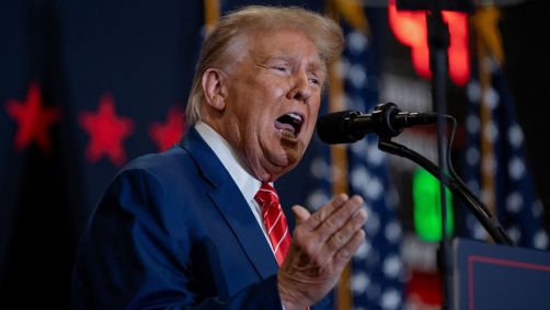 Donald Trump discursa em evento de campanha em Clinton, no Estado norte-americano de Iowa