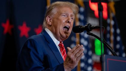 Donald Trump discursa em evento de campanha em Clinton, no Estado norte-americano de Iowa