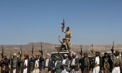 Houthis fazem funeral de 17 mortos em ataques aéreos dos EUA e do Reino Unido