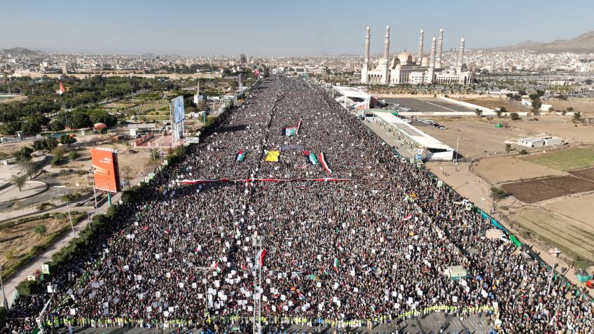 Apoiadores do movimento Houthi protestam, em Sanaa, Iêmen, contra ataques aéreos lançados pelos EUA e pelo Reino Unido contra alvos Houthi / 12/01/2024 Centro de Mídia Houthi/Divulgação via REUTERS